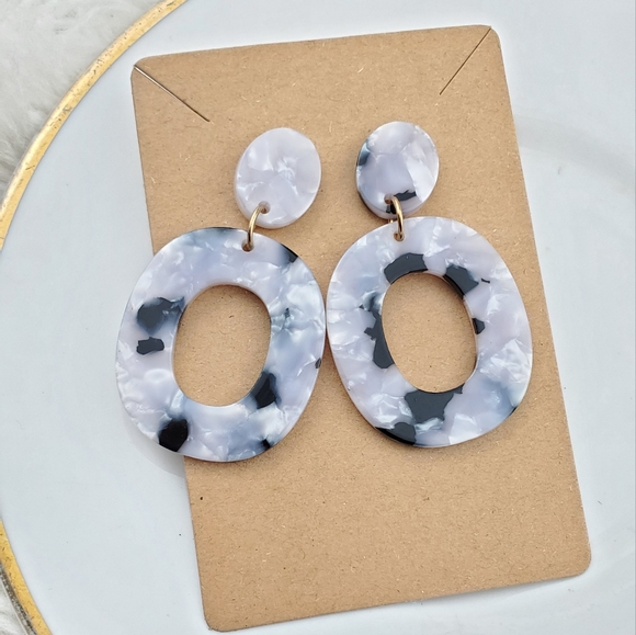 💫 5/$25 Acrylic Boho Earrings - Picture 1 of 5